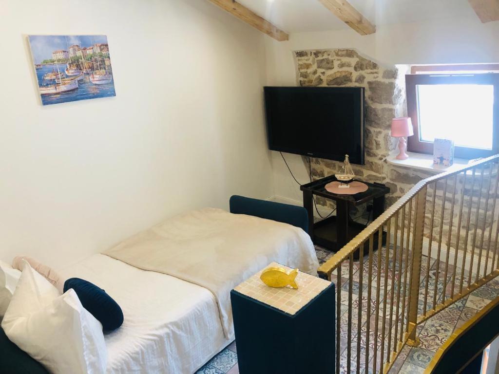 Istrian Stone House In The Heart Of The Beautiful Fishing Village Fazana - Only Few Steps From The Sea And The Wonderful Beach - Incl Plasma-Quad-Plus-Filter Against C O V I D Екстериор снимка